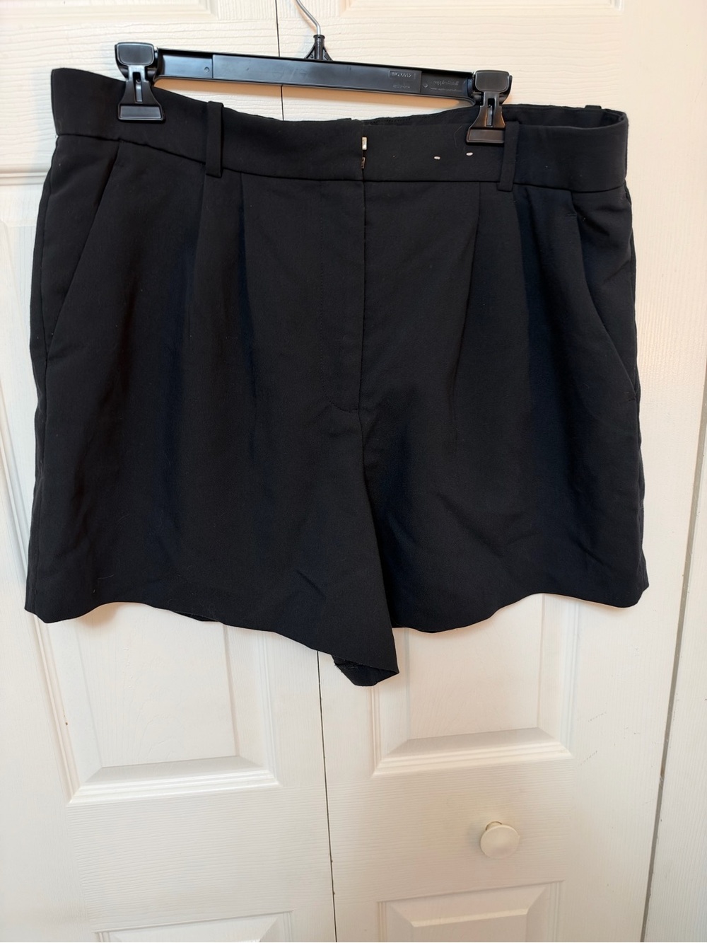 Abercrombie & Fitch Black High Rise Tailored Pleated Shorts Size 16 / 33